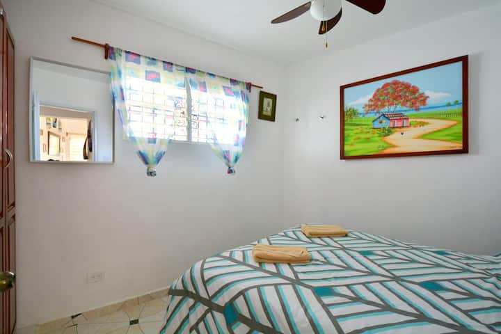 Chumba cha kulala chenye dirisha, safi na tulivu