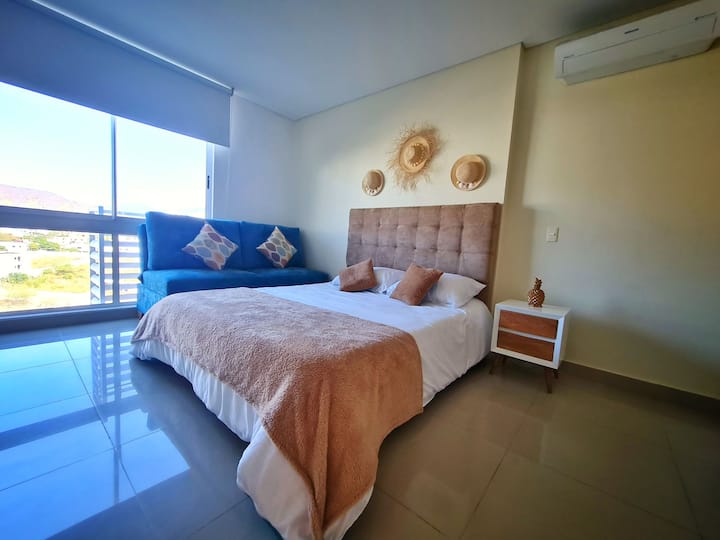 Насладете се на прекрасна гледка от главната стая, разполагате с двойно легло с омекотена и изключително удобен разтегателен диван. 