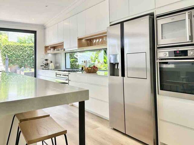 Spacious, modern Sea Point home gallery image 5