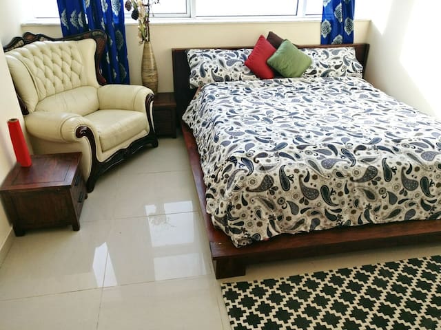 Superhost, Private-Budget Room 1 min walk to Dubai