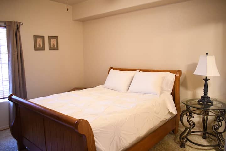 ห้องนอนใหญ่พร้อมเตียงควีนไซส์