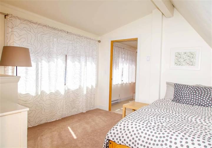 Dhomë gjumi kryesore/dritë e bollshme natyrore