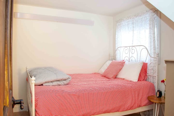 Dhoma e gjumit #2 - ndodhet në nivelin kryesor