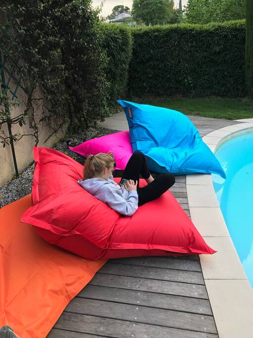 Moments de détente sur les poufs.