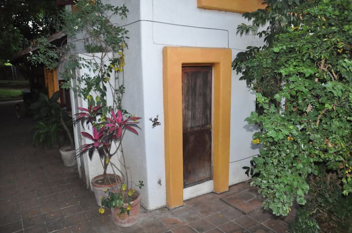 El dormitorio 6 está ubicado en la parte trasera de la casa principal. Tiene una cama individual y un baño completo. 