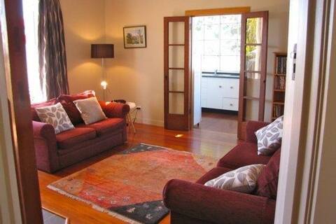 Queens Retreat, biking/walking/snow, spa & sauna