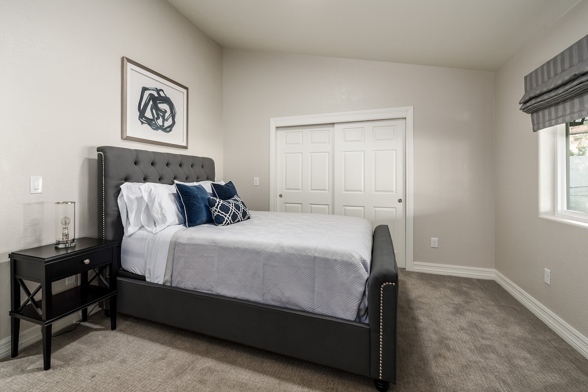 [Dormitorul 4] Pat matrimonial cu cric și baie proprie