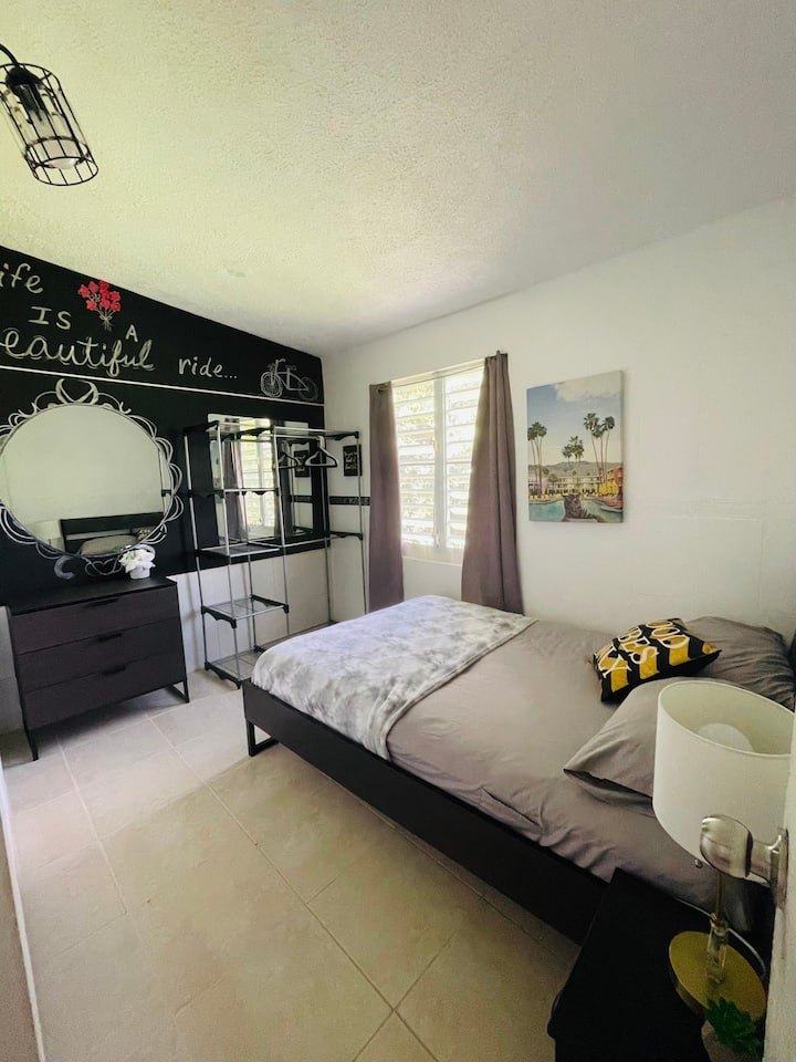 מיטה בגודל מלא. 