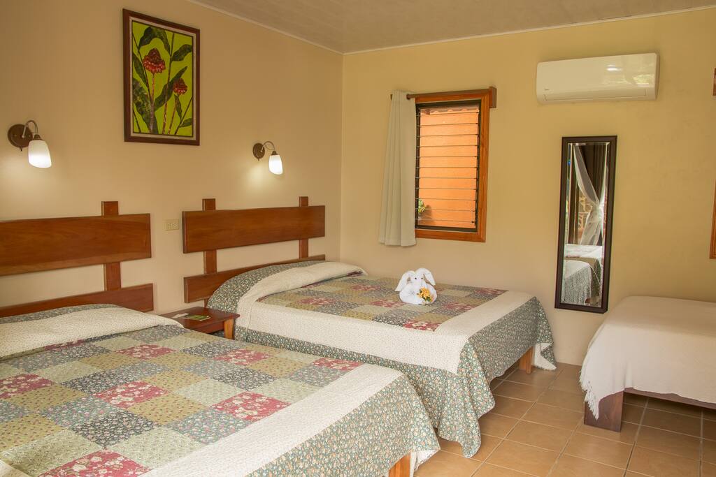 Habitación para 5 personas. 2 camas matrimoniales y 1 cama individual. La habitación cuenta con A/C, TV por cable, refrigeradora, baño privado y agua caliente.