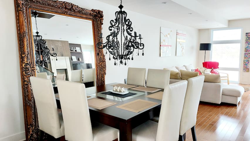 Modern luxury waterfront home in Sandy Hill