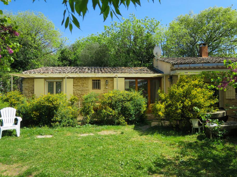 Vue extérieure maison et jardin