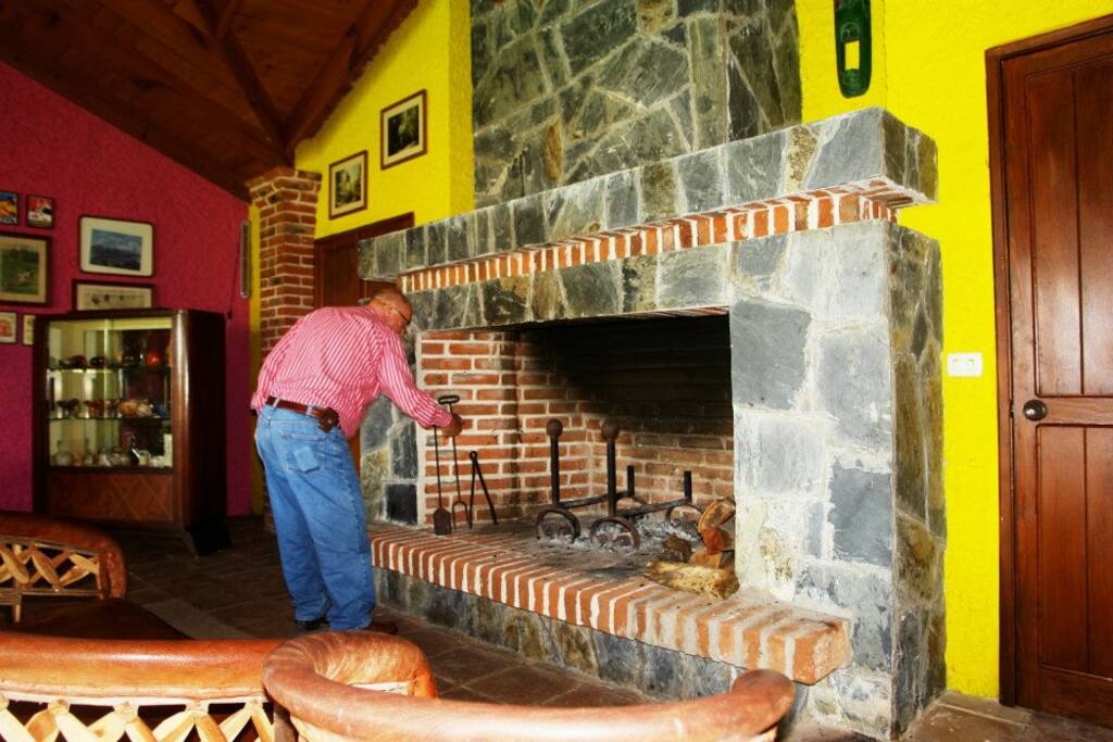 Chimenea en salón de usos múltiples