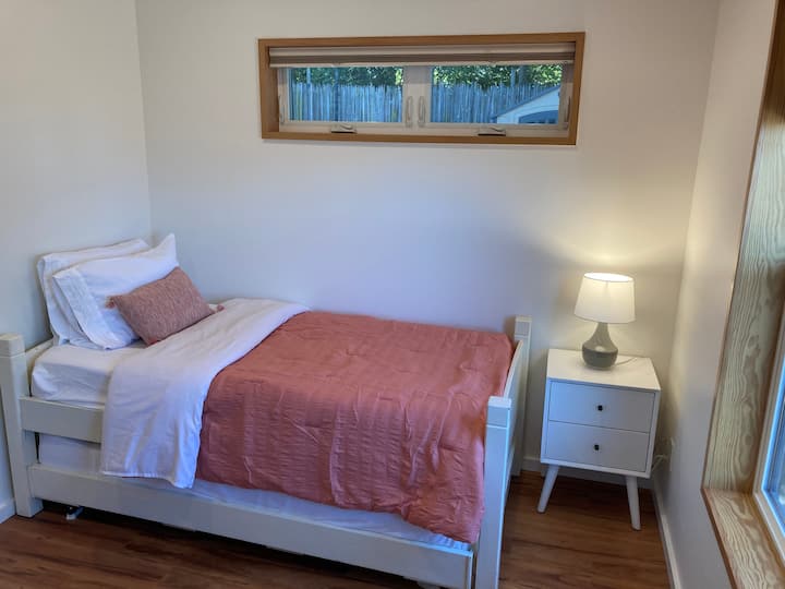 Втора спална соба со кревет на спуштање со два двокреветни кревета