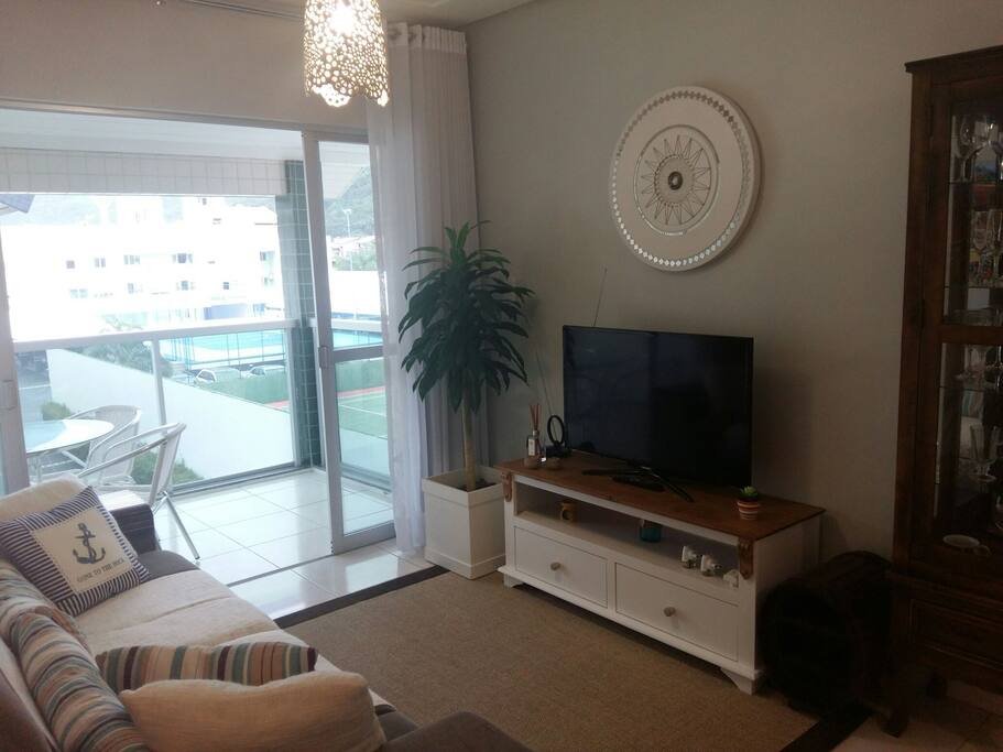 sala com sacada e mesa 4 lugares