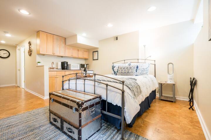 Captain's Quarters, an efficiency apt on Queen St