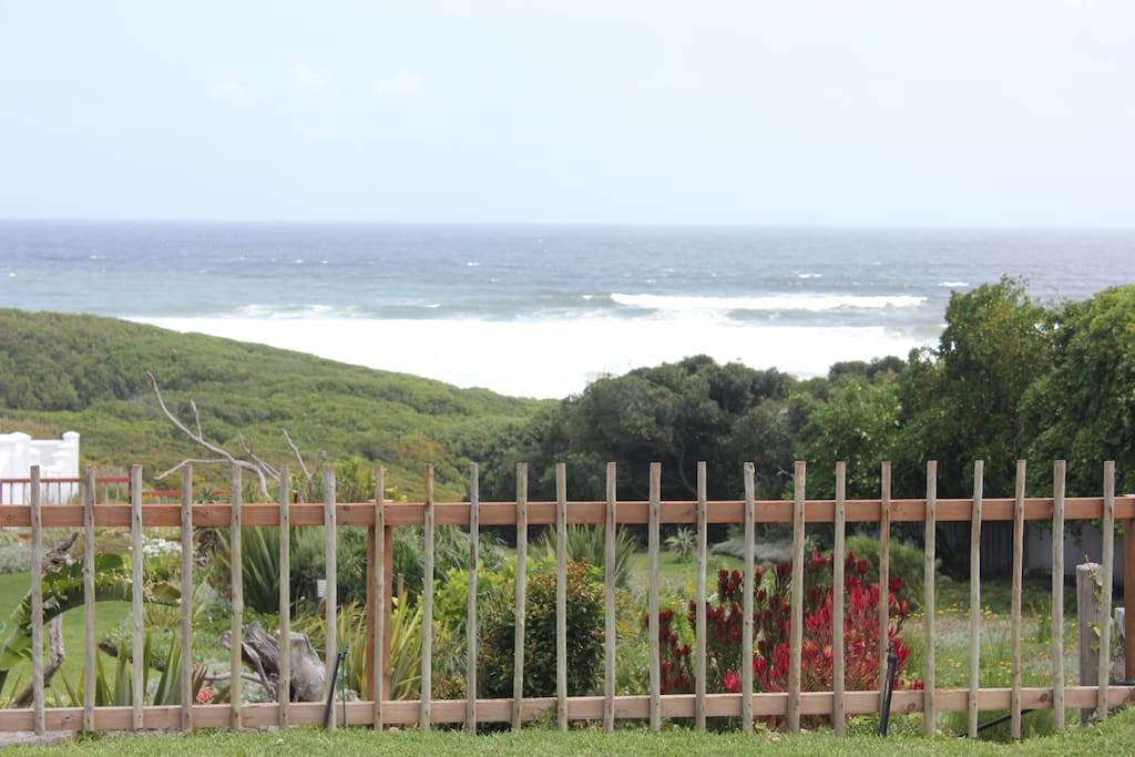House perfectly situated at cliff path and 150 m from Voëlklip beach and walking distance from Grotto beach