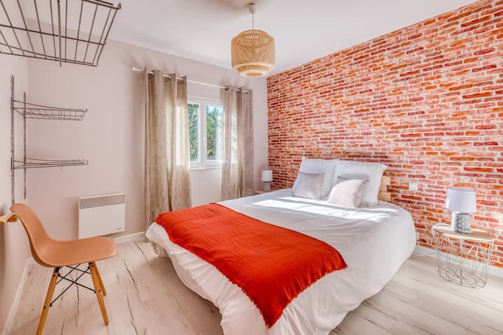 Ეს ლამაზი ოთახი აღჭურვილია სასტუმროს კლასის 160/200 დიდი ზომის საწოლით საწოლთან მდგარი მაგიდით. Ამას გარდა, ჩვილის საწოლის დასამატებელი ადგილიც არის.