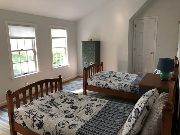 楼上卧室为双床客房。