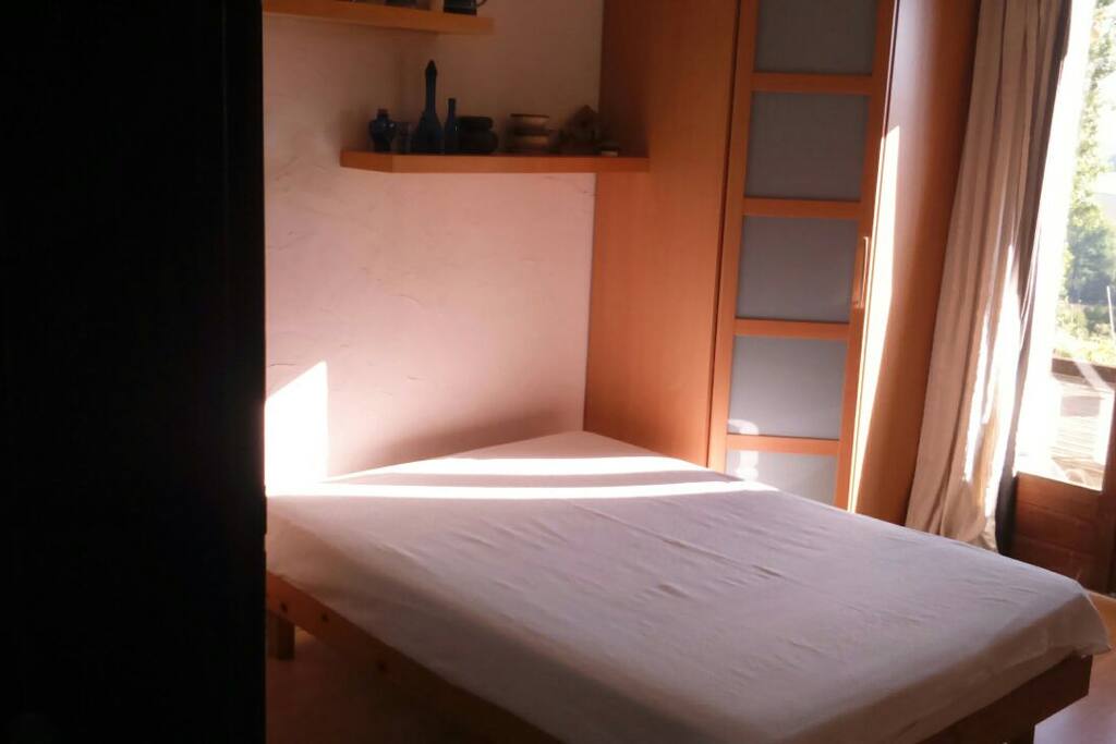 chambre avec porte fenêtre sur terrasse,