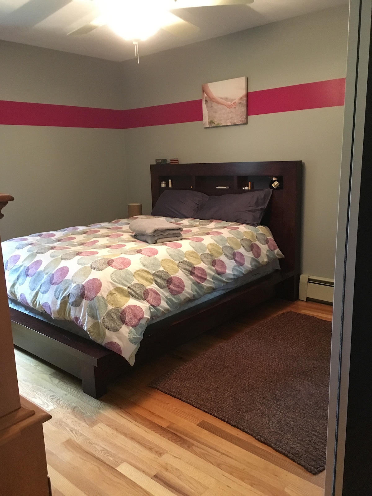 Hoofdslaapkamer met queensize bed.