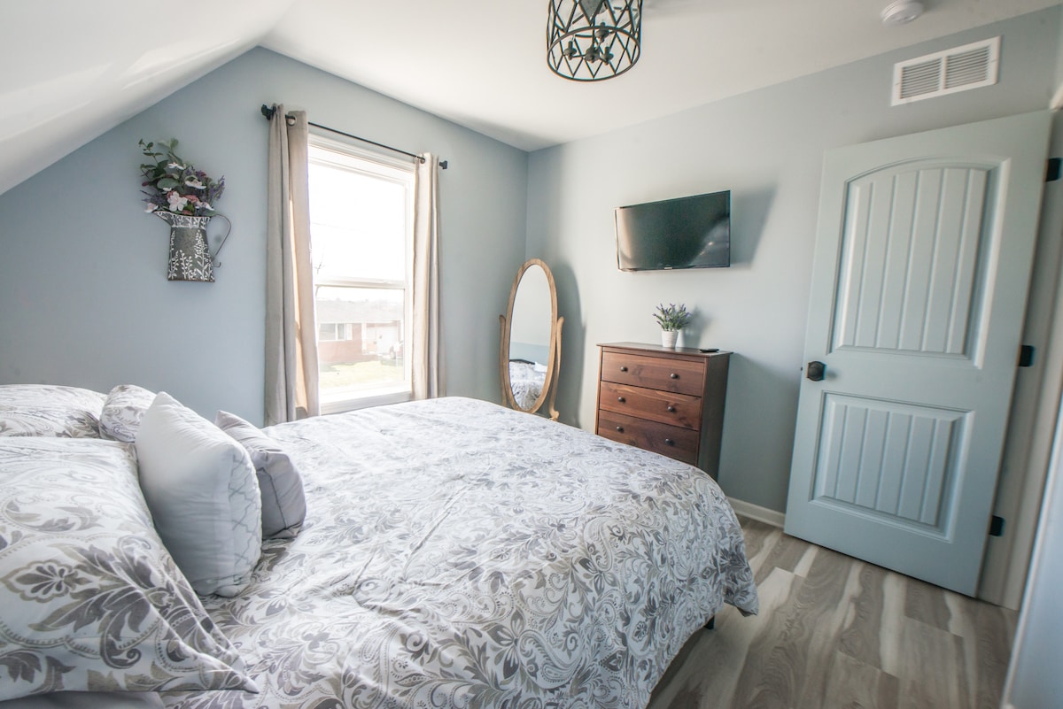 Hermosa habitación queen con TV