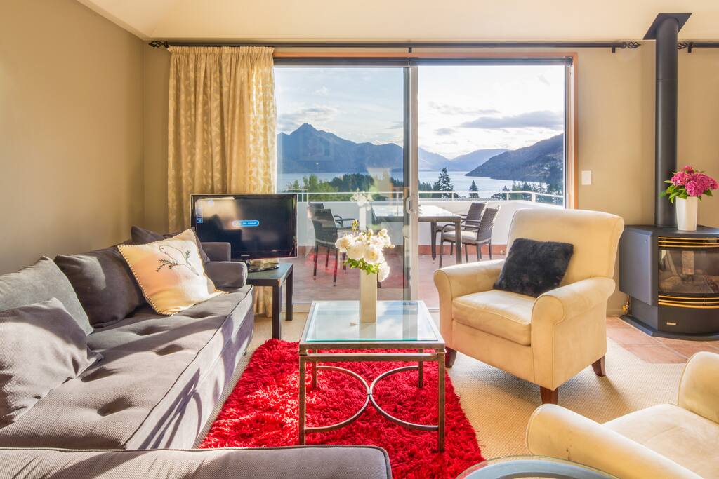 Lounge & balcony