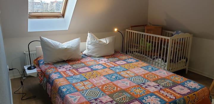 Спална соба 1 со двоен кревет и кауч на спуштање и детско креветче 