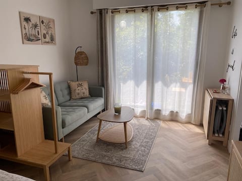 Top performing Airbnb: Côte de Grace studio 2 steps from the heart of Honfleur in Équemauville