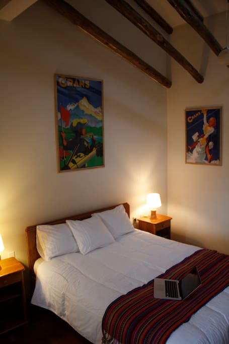 Chambre "Crans Montana" des parents. Chambre spacieuse, lumineuse, chauffée et décorée avec goût.