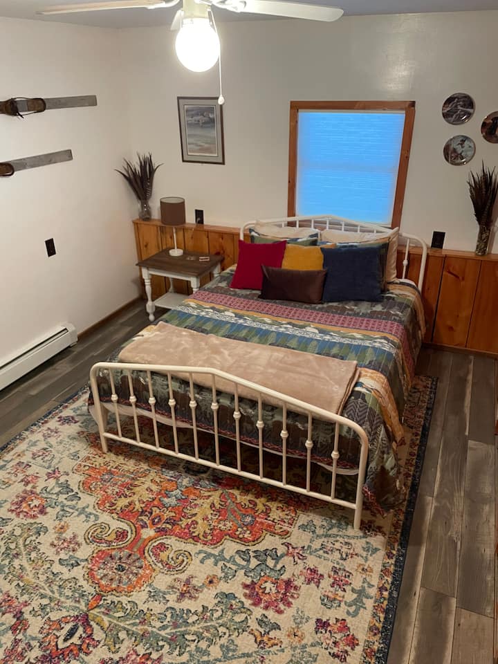 Cozy guest room on lower level with queen bed 