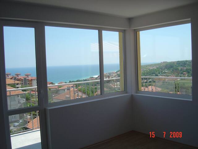 Очень тихое место-поют петухи.