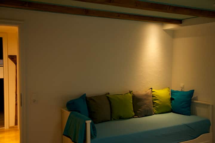 Tercer dormitorio en el primer piso con 2 camas individuales y un sofá cama.