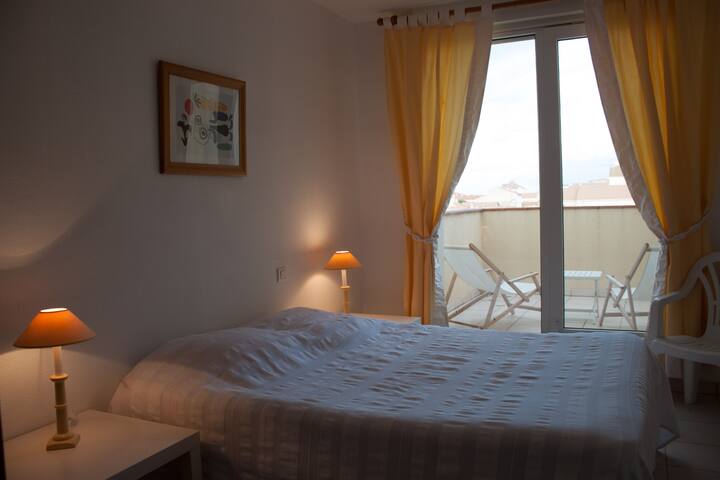 Chumba cha kulala #2 kinachoangalia mtaro wa kujitegemea