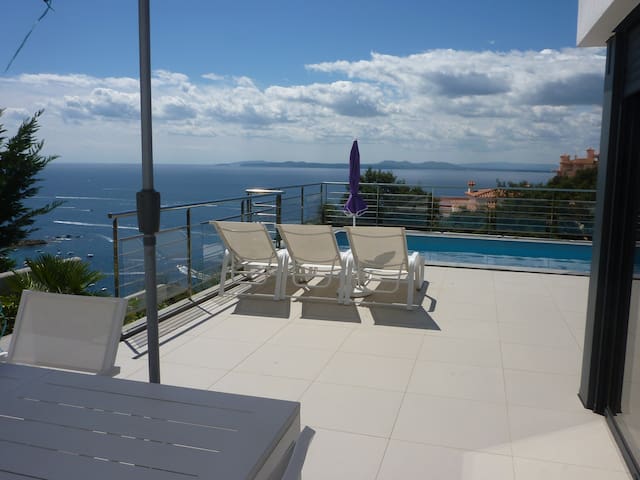 Villa standing, vue mer, ascenseur piscine privés