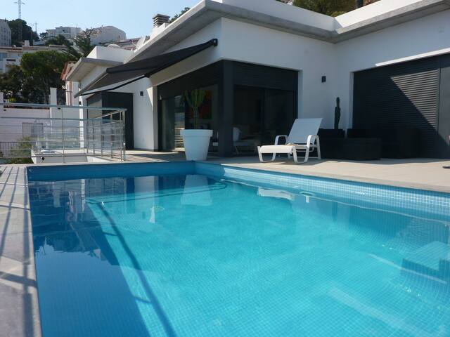 Villa standing, vue mer, ascenseur piscine privés gallery image 2