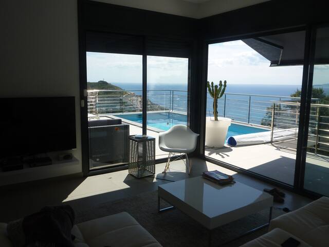 Villa standing, vue mer, ascenseur piscine privés gallery image 3