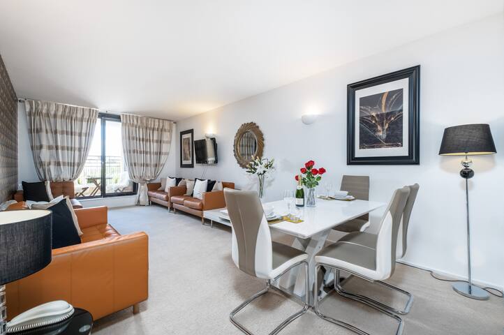 Classic Two Bed Apartment in Heart of Kensington.