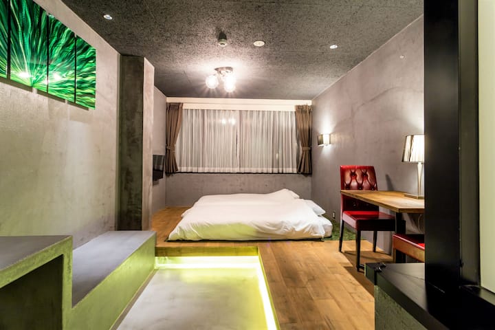 Ilikuwa nzuri na safi sana. Eneo ni rahisi kupata na mwonekano wa nje ni maridadi! Ukumbi wa dari pia ulikuwa mzuri! Chumba kilikuwa na nafasi kubwa, vistawishi vilitolewa na nilishukuru kwa paradiso ya bure. Nilitegemewa kuwa eneo lilikuwa thabiti.
Matsuo – Japan
