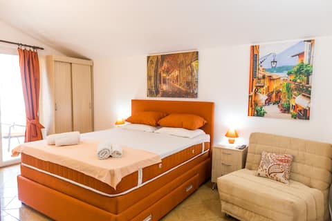 Popular Airbnb listing: ALOA VERA- jumbo bed/ 750m BEACH-5 minutes CENTER in Bijeli Do