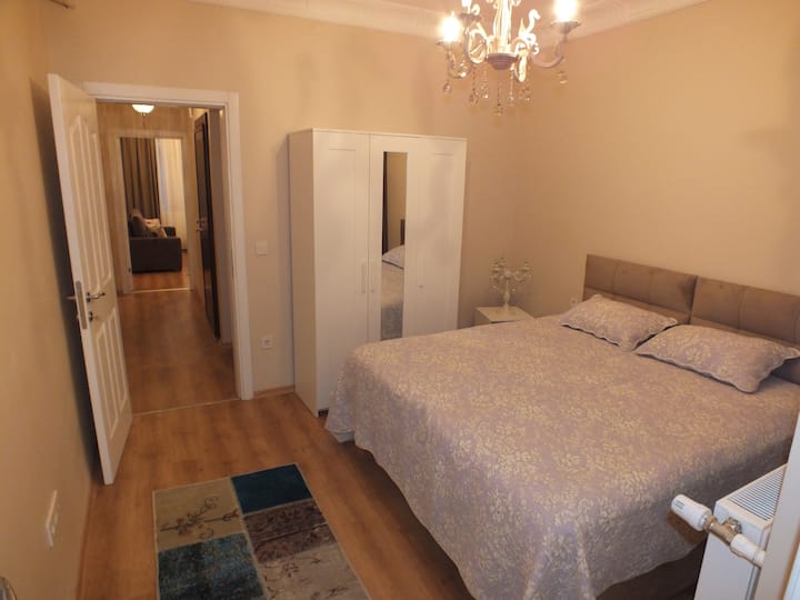 La chambre dispose de deux lits séparés ou ensemble en tant que grand lit King Size.