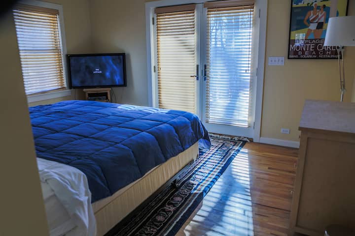 Dormitorio mater con puertas que conducen a un patio privado/piscina. 