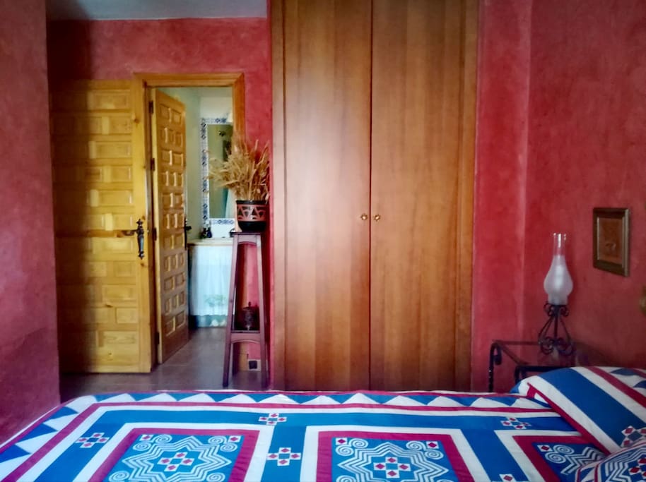Dormitorio con amario y baño