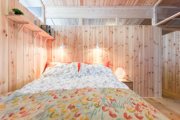C1. Cozy and comfortable, double bed, 160 cm. The connecting bedroom is behind the wall.