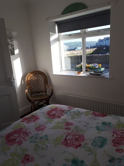 Downstairs double room facing the sea
