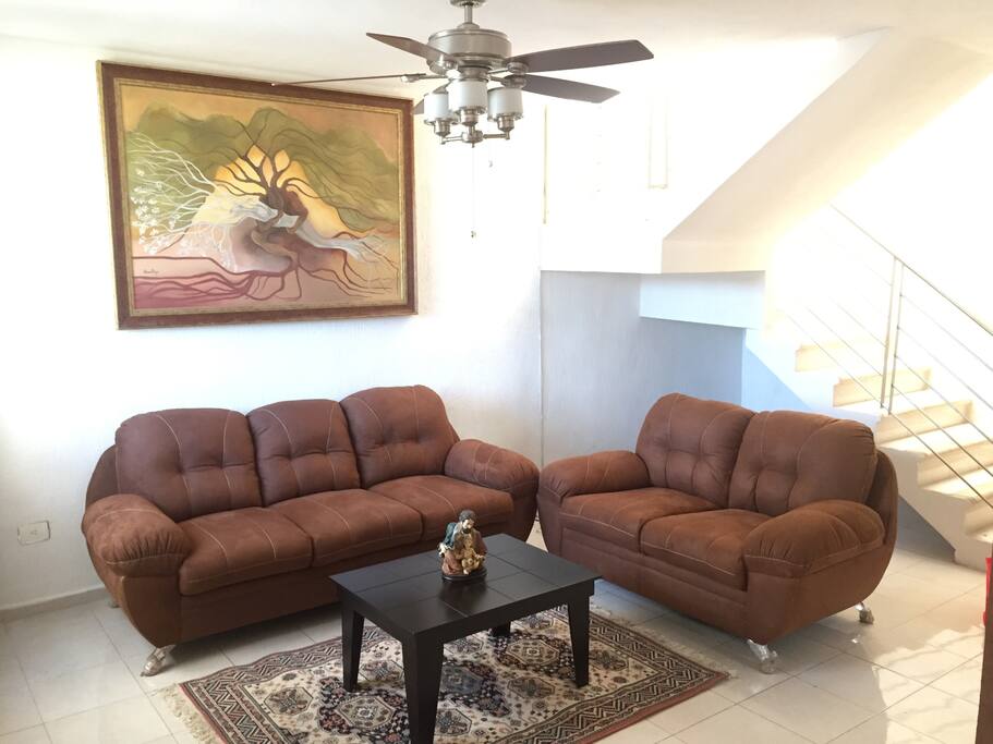 Sala nueva con ventilador y aire acondicionado