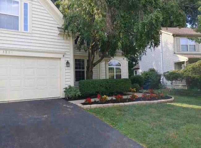 Spacious & Modern Home with everything you need! gallery image 2