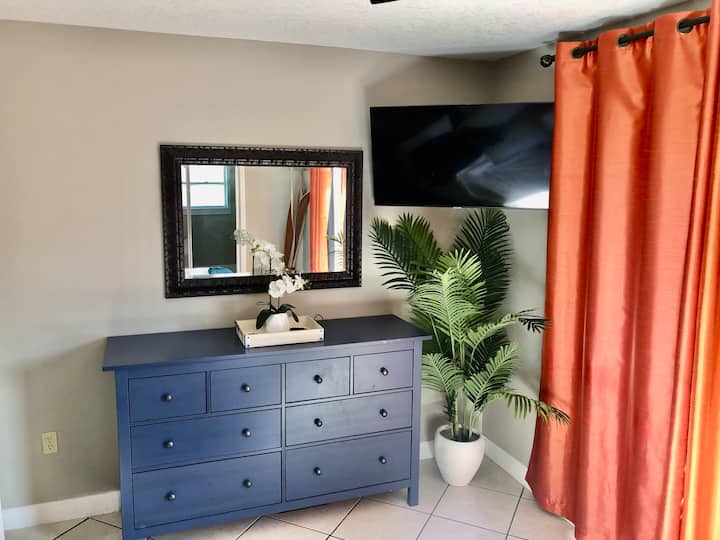 Dans la chambre principale, nous avons une télévision connectée Samsung 42".