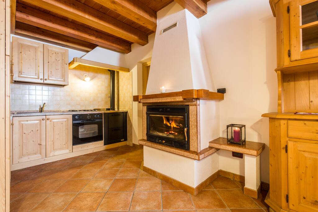 cucina e caminetto