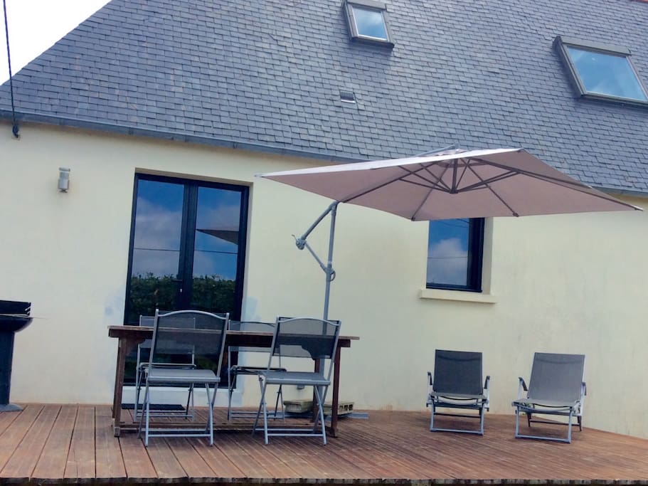 Terrasse très ensoleillée de midi jusqu'au soir , parfaite pour une petite sieste et pour les grillades estivales . Équipement fourni . Accès buanderie ,lave linge ,fil à linge extérieur et tancarville intérieur .