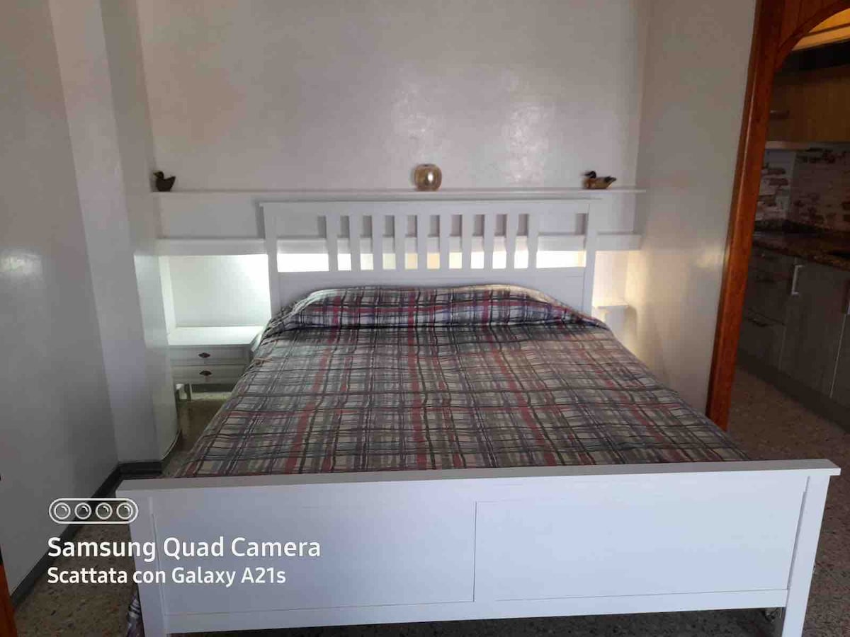 เตียงควีนไซส์พร้อมไฟอ่านหนังสือ